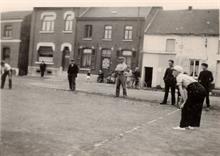 Nouvelles : Joueurs de balle de Nouvelles sur la place de Mesvin (1941).