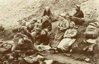 Quaregnon : Groupe de rachaneuses au pied d'un terril, ces femmes ramassaient le charbon chapp au tirage et qui tait dvers sur les terrils.