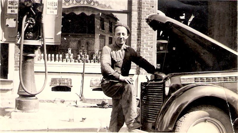 Wasmes : Rue Mont Leville, 78 - Gaston Cornil ag de 47 ans devant son garage et sa station service, les garagistes taient encore denre rare  l'poque (1946).