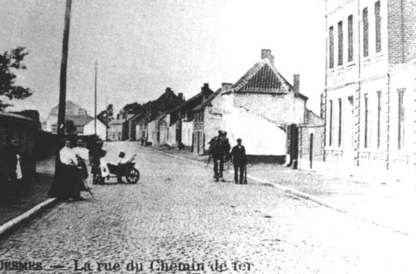 Cuesmes : entre de la rue du Chemin de fer vers 1910, appele autrefois " Le Pav d'Eugies ".