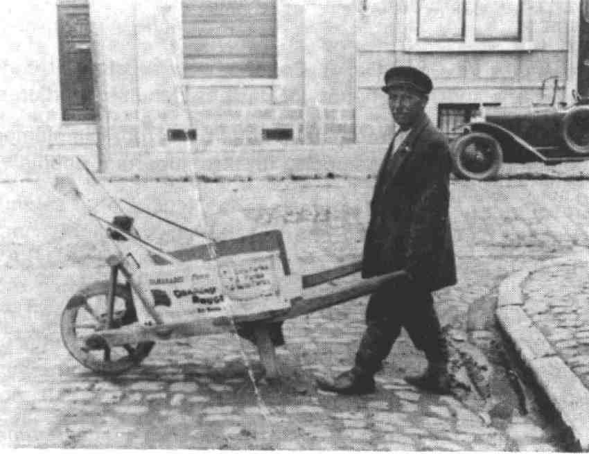 Cuesmes : Gustave Isidore, dit Moucheu. En 1930 et 1934, suite  des dfits, il fit  pied le trajet de Cuesmes-Paris et retour en poussant une brouette en bois modle ancien. Lors de son second voyage,  son arrive en terre boraine, il fut reu en grande pompe par la population en liesse. On lui ddia une chanson et une ducasse populaire fut organise rue de Ciply.