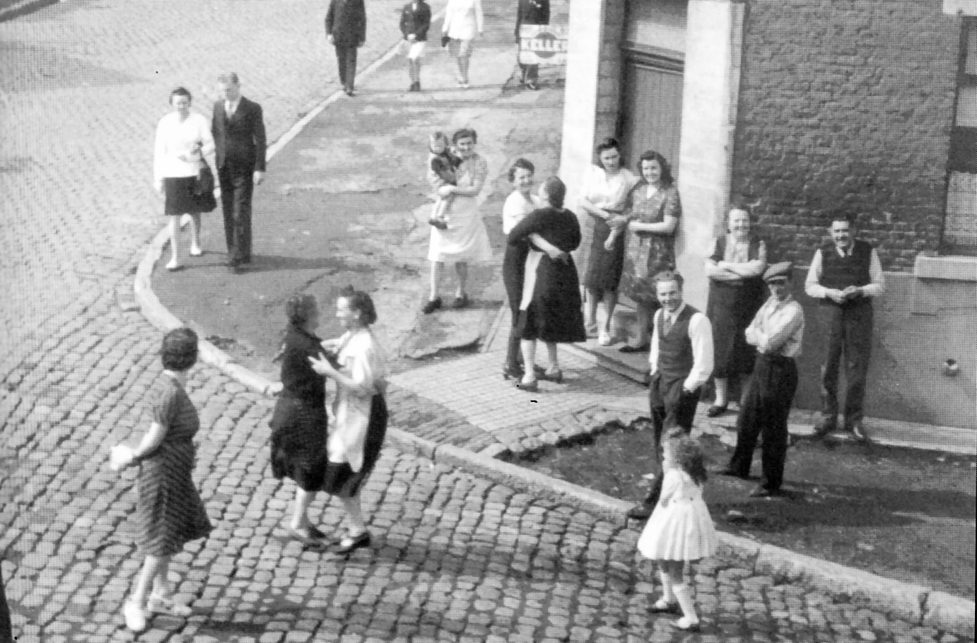 Frameries : liesse de la population lors de la libration en 1944.