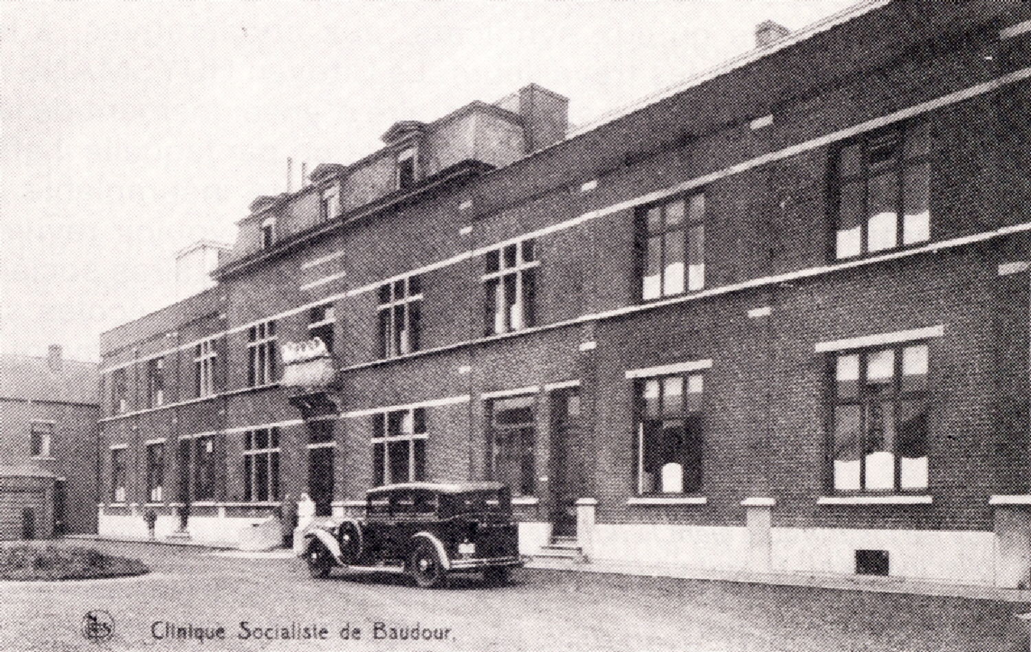 Baudour : Douvrain - Clinique Socialiste. Voiture qui sert au transport des malades  (aprs 1922).