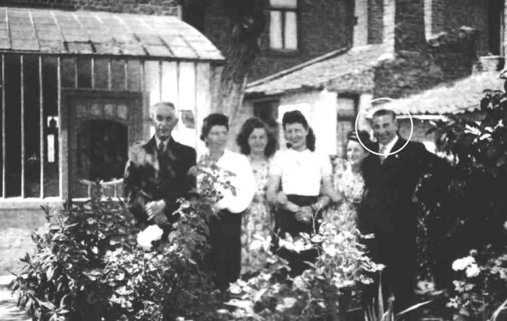 Franc - Borgne ( droite) accompagn de membres de la famille et amis dans son jardin rue Franois Andr  Quaregnon. De gauche  droite : Victor Authome, Germaine Delcourt, Louisette, Gilberte, Denise et Franc Borgne