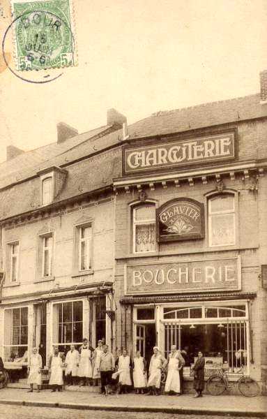 Saint-Ghislain : La boucherie Glavier s'est installe  la rue d'Ath vers 1905. Alfred Glavier est au centre de la photo en veste courte,  sa gauche son pouse, Josphine Gondry.