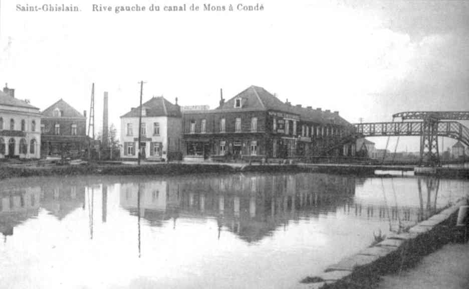 Saint-Ghislain : La rue du Port vonduisait aux rives du canal Mons-Cond que l'on franchissait grce  un pont-levis ou sur une passerelle pour pitons. L'imposant biment est celui des DE Meyer qui fournissaient le matriel de batellerie.