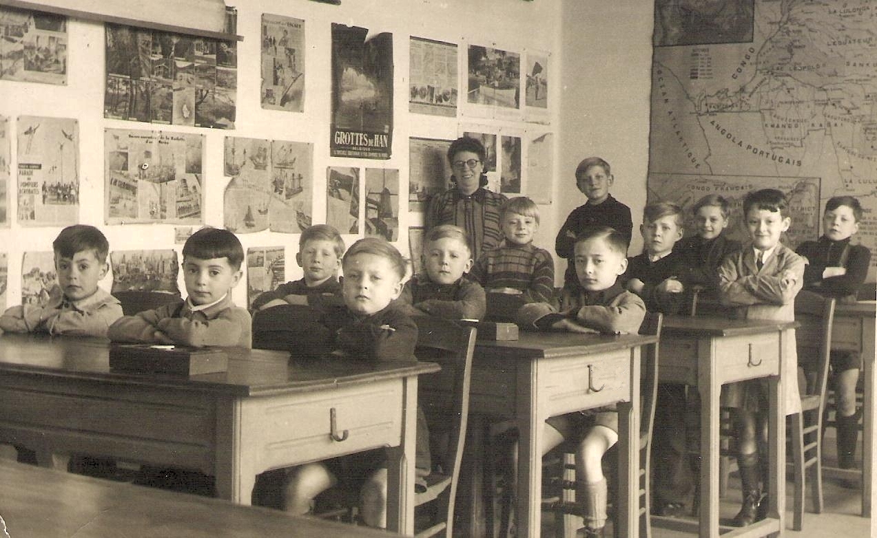 Hornu : Une classe primaire  de l'ecole de" verre" Rue A.Demot dans les annes 40.