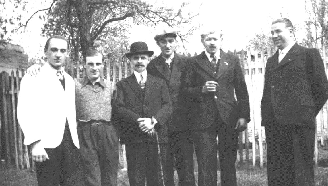 Franc - Borgne ( droite) le 19 avril 1942 lors de la 56 me reprsentation de sa pice " La Maison Hante " (sa deuxime pice)  Caritas pour les prisonniers de Cuesmes, on reconnat Mr Franquet (le 4 me en partant de la gauche).