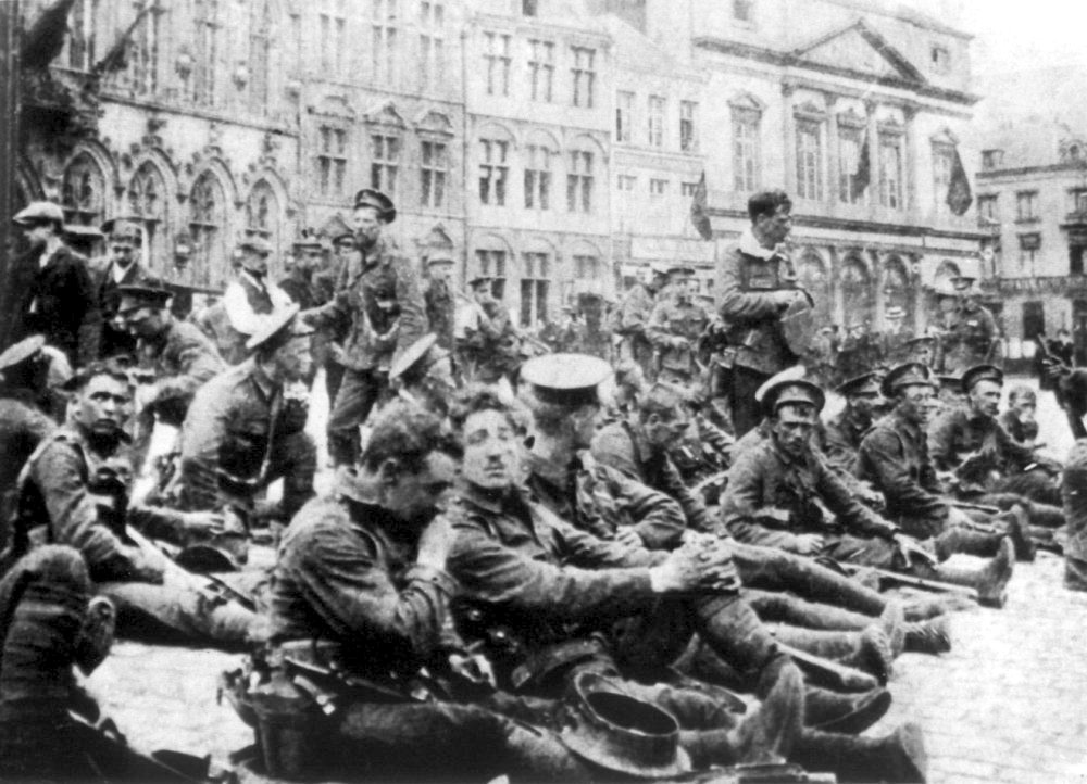 Mons : Le 4eme Battalion des Royal Fusiliers sur la grand-place, le 22 aot 1914.