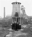 Quaregnon : lampe de mineur gante dans la cours du charbonnage du nord du Rieu du Coeur (dit le Brle). Lors de son dmantlement en juillet 1963, la lampe fut transporte sur la place de Cuesmes.